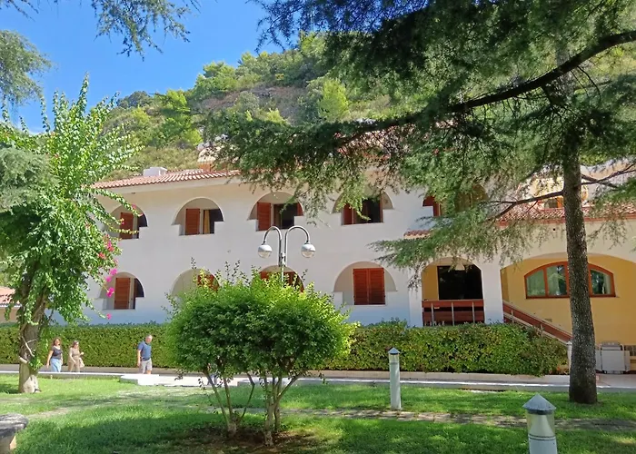 Villaggio Turistico La MantineraAlbergo